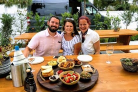  Descubra a comida de Santorini com degustação de vinhos: experimente como um habitante local