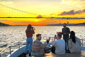 Crociera in yacht di lusso al tramonto sul Bosforo con snack e guida dal vivo