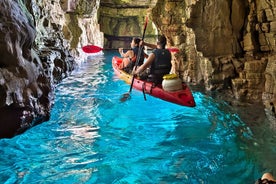 Explora las cuevas y bahías turquesas de Pula con kayak