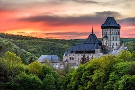 Karlstejn kongeslott og glassfabrikk-utflukt med tradisjonell tsjekkisk lunsj