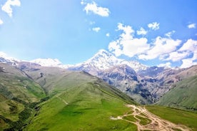 Tour de día completo en jeep a Kazbegi y Truso Gorge de Tbilisi