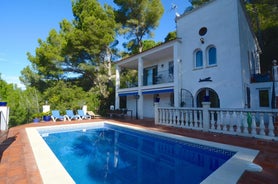 Beautiful detached villa close to sandy beach, shops and restaurants