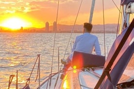 Bootsfahrt bei Sonnenuntergang mit offener Cava-Bar