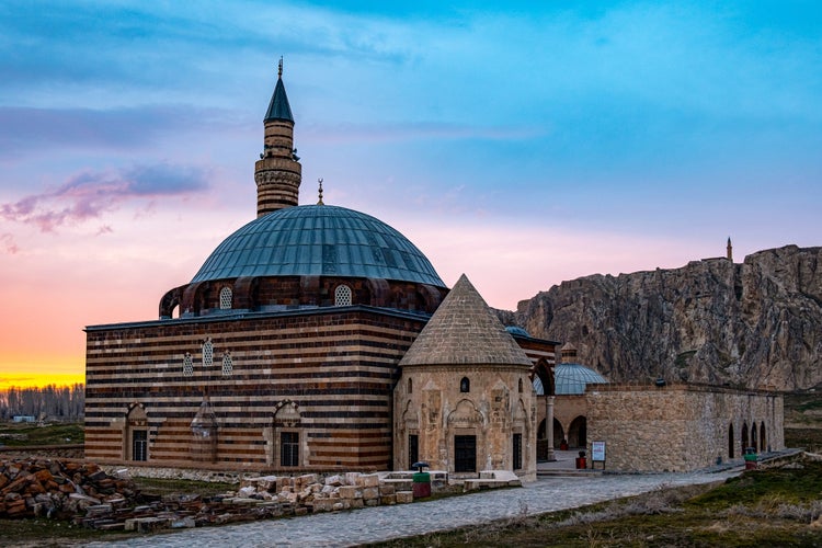 photo  of view of Husrev Pasha Mosque with Van Castle at background in Van city, Eastern Anatolia, Turkey. Ancient fortress of the Urartu Kingdom known as Tushba Castle in Van, eastern Turkey. Van Kalesi