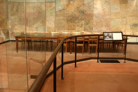 Salle des opérations (War Room) du Grand Etat-Major du Corps Expéditionnaire allié en Europe (SHAEF) où lieu la signature de la capitulation anlamande