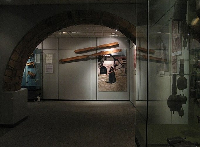 Semandron,_Museum_of_Popular_Instruments,_Athens,_Greece.jpg