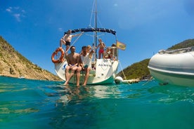 Croisière en voilier en petit groupe au départ du port de Barcelone avec paddle board