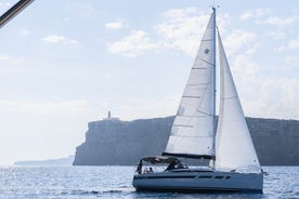 Escursione di un'intera giornata in barca a vela lungo la costa nord