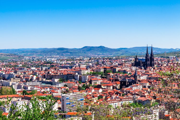 Photo of panoramic view of the city of Clermont-Ferrand with its cathedral.