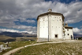 Middeleeuwse Abruzzo door R. Calascio met typische Abruzzo lunch