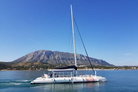 在 Dénia 或 Jávea 在海上度过一天，在双体船上享用烧烤