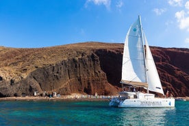 Catamarán a vela privado en Santorini con barbacoa y bebidas