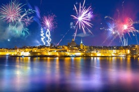 Scopri il festival di fuochi d'artificio di Malta da un catamarano