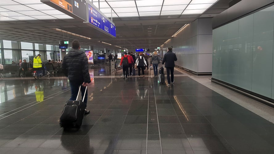 people-at-the-airport-walking-towards-the-departur-2023-11-27-05-06-18-utc.jpg