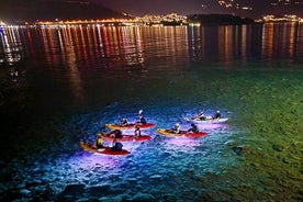 Avventura in kayak con luci notturne