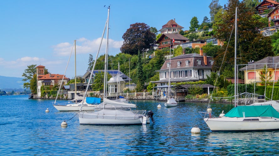 This is the Lake Thun Area which is very famous for anybody who visits switzerland for its beautiful lake, the village, the mountains and is located near to the Oberhofen Castle.