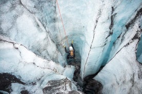 Sólheimajokull冰川上的小组冰川徒步旅行和攀冰