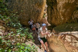 Avventura di arrampicata su roccia nel Gjipe Canyon