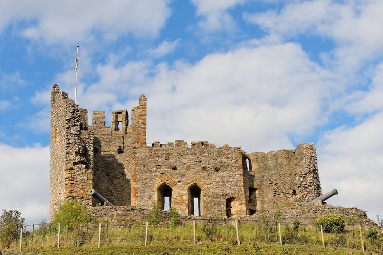 Photo of Mast and cannon at Dudley Castle tower, UK.