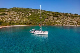 Crociera a mezza vela verso baie segrete (5 ore)