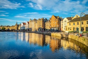 Photo of the harbor front of the city of Oban on the westcoast of Scotland.