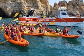 Kajak-Abenteuer, um in die Höhlen / Grotten von Ponta da Piedade zu gehen und die Strände zu sehen