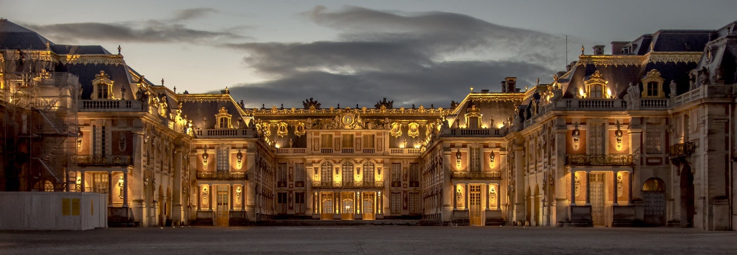 photo of view of Versailles Royal Palace Castle of Versailles at night, Versailles, France.