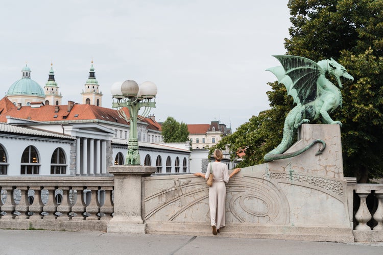 young-woman-taking-photo-in-front-famous-dragon-br-2024-03-19-19-17-14-utc.jpg