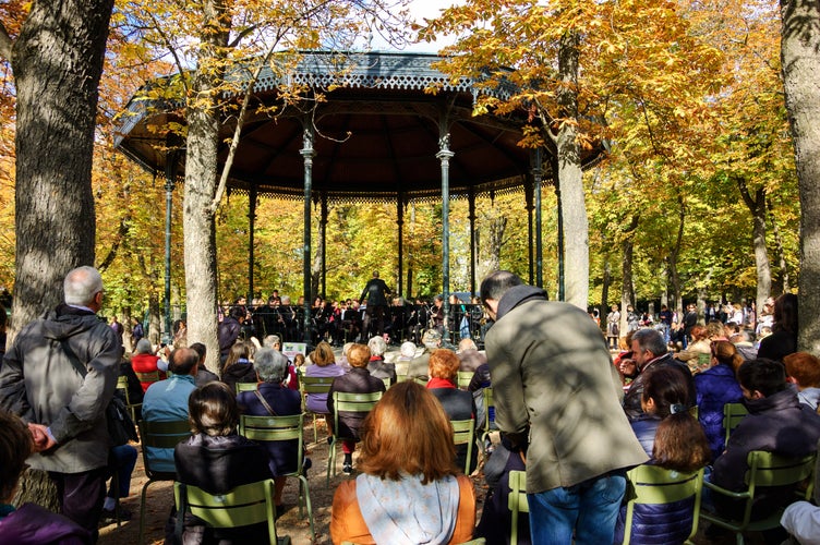 Orchestra playing classical music in Luxembourg Gardens.jpg