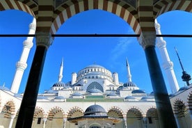 Tour della città di Istanbul di un'intera giornata in Europa e in Asia (colazione, pranzo, barca, autobus, guida)