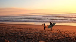 Cours de surf à Barcelone, en Espagne