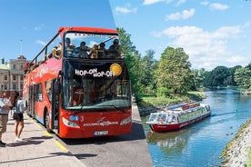 Estocolmo em ônibus e barco vermelho com várias paradas