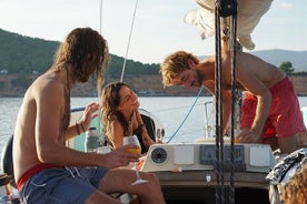 Explore Formentera con un viaje en velero privado de día completo