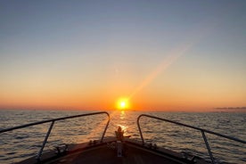 カプリ島の海辺のレストランでのサンセットとディナー