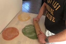 Clase de cocina de pasta tricolor con un chef en la campiña de Como