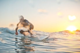 フェルテベントゥラ島南部の果てしなく続くビーチでサーフィンを学ぶ