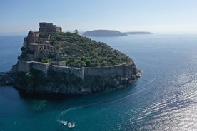 Ischia: paseo en barco por la isla desde Nápoles