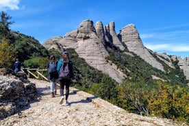 Caminhada em Montserrat fora dos roteiros mais conhecidos e excursão para grupos pequenos no mosteiro