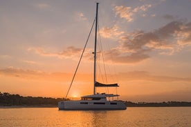 Cruzeiro de catamarã semiprivativo ao pôr do sol em Atenas