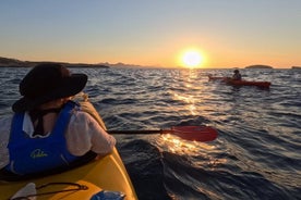 Tour romantico in kayak al tramonto a Milos