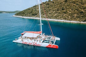 Ganztägige Bootstour mit dem Katamaran nach Hvar und zu den Pakleni-Inseln mit Speisen und kostenlosen Getränken