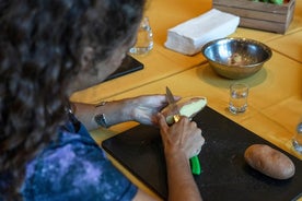 Clase de cocina griega en una taberna de Atenas