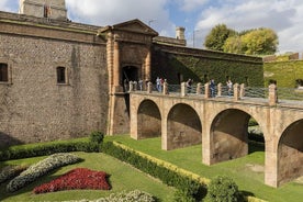 Barcelona: tour en grupo pequeño por el casco antiguo, el castillo de Montjuic y el teleférico