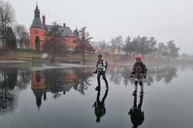 Nordisches Eislaufen auf einem zugefrorenen See in Stockholm