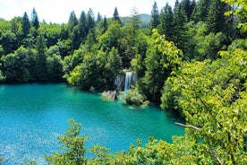 Tour privado de día completo en el Parque Nacional de los Lagos de Plitvice desde Zadar