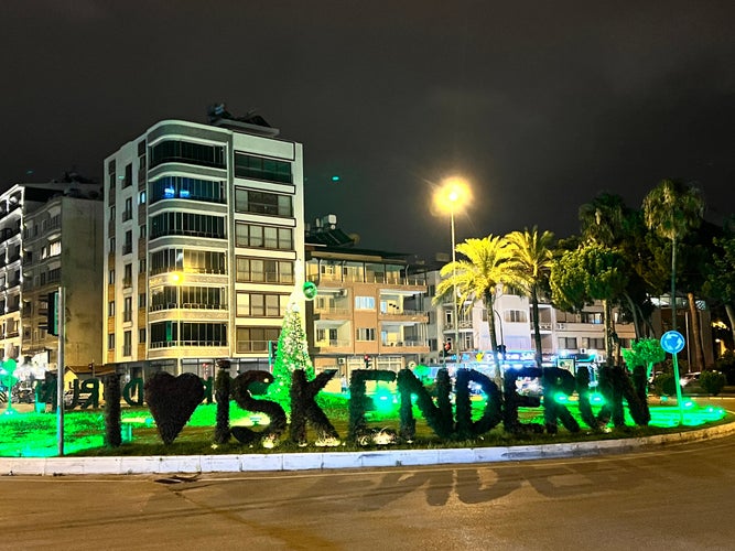 Roundabout in the Turkish city of İskenderun at night, close to the Nihal Atakas Mosque, with the sign "I ♥ Iskenderun".