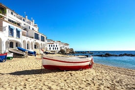 Całodniowa wycieczka do średniowiecznej i małej grupy na plażę Costa Brava