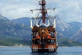 Paseo en barco pirata por las hermosas bahías de Kemer