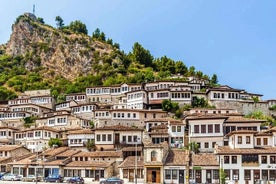 Tour guidato di un'intera giornata al castello di Berat, alla cascata di Bogova e al canyon di Osum