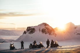 Aventura en Super Jeep en el Círculo Dorado con motos de nieve en un glaciar